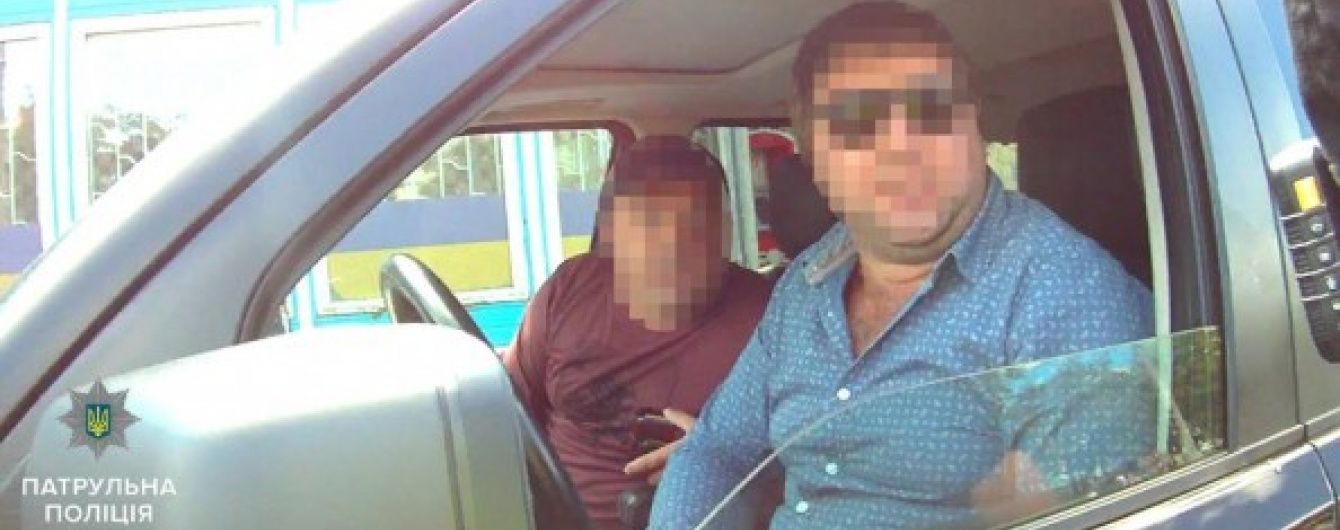 У Сумах лихача на іномарці з російськими номерами поклали обличчям у землю