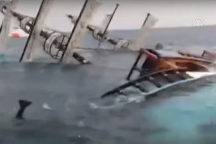 У Мережі показали напівзатонуле судно біля берегів Анталії
