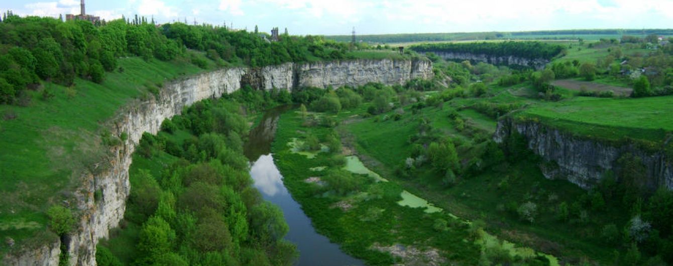У Кам'янець-Подільському на арт-фестивалі молода киянка зірвалася зі скелі та впала у каньйон