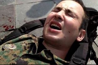 У Києві чоловіка у військовій формі вісім разів вдарили ножем