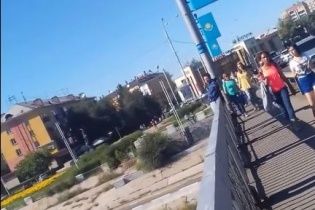 У Казахстані двоє дівчат сміялися та знімали на відео самогубцю