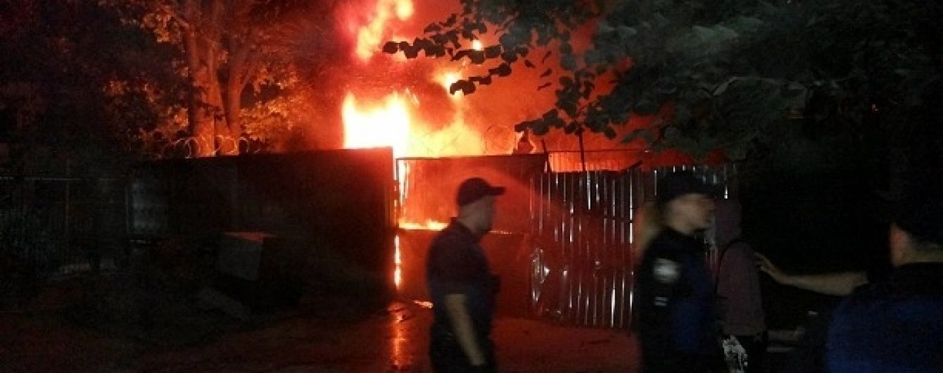 Пожежа, вибухи і сльозогінний газ: у Києві між мешканцями та "тітушками" спалахнула запекла бійка