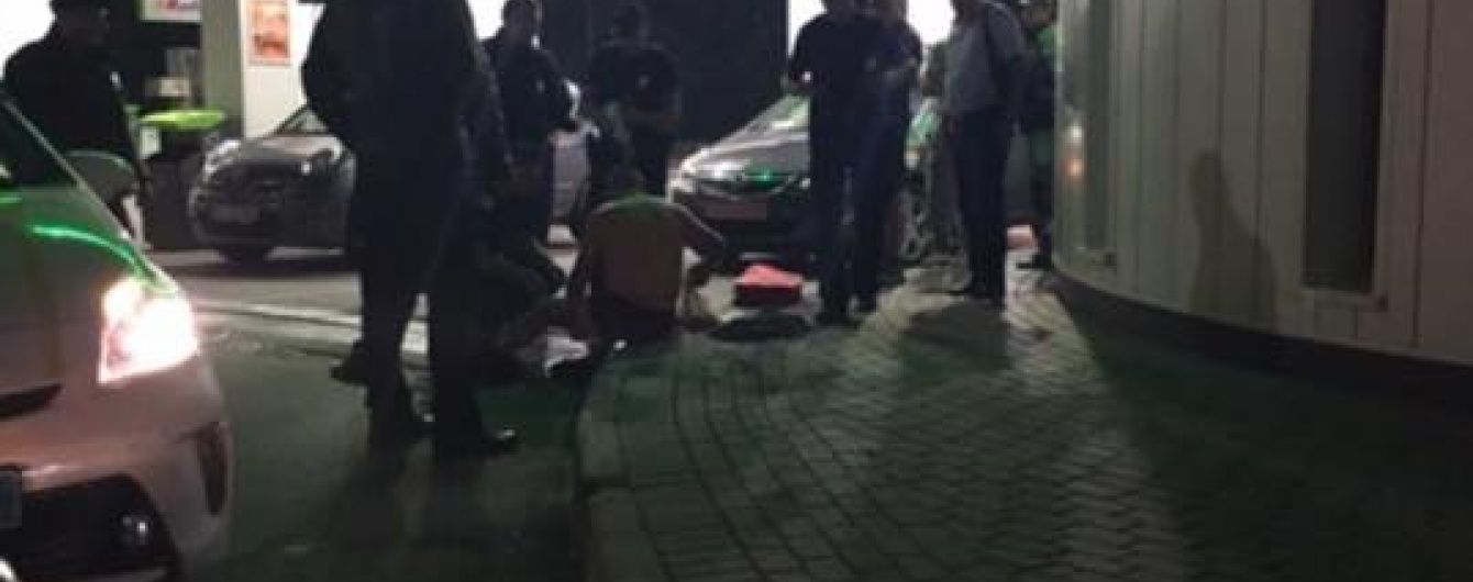 У Львові закривавлений чоловік прийшов на АЗС просити допомоги