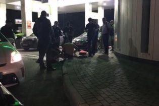 У Львові закривавлений чоловік прийшов на АЗС просити допомоги