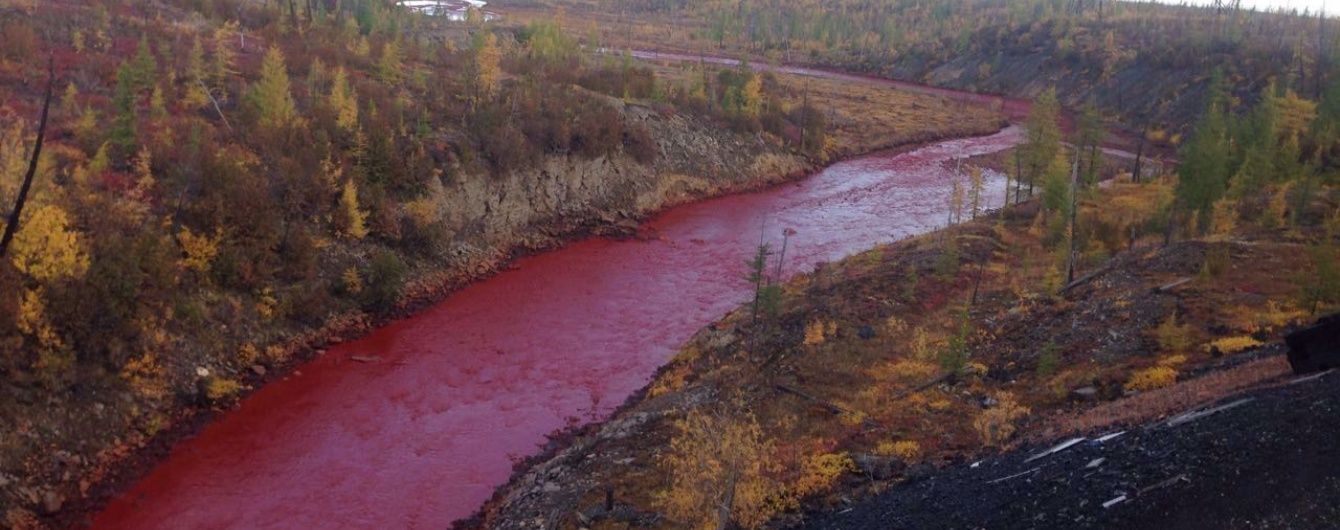 Одна з річок у Росії стала криваво-червоною
