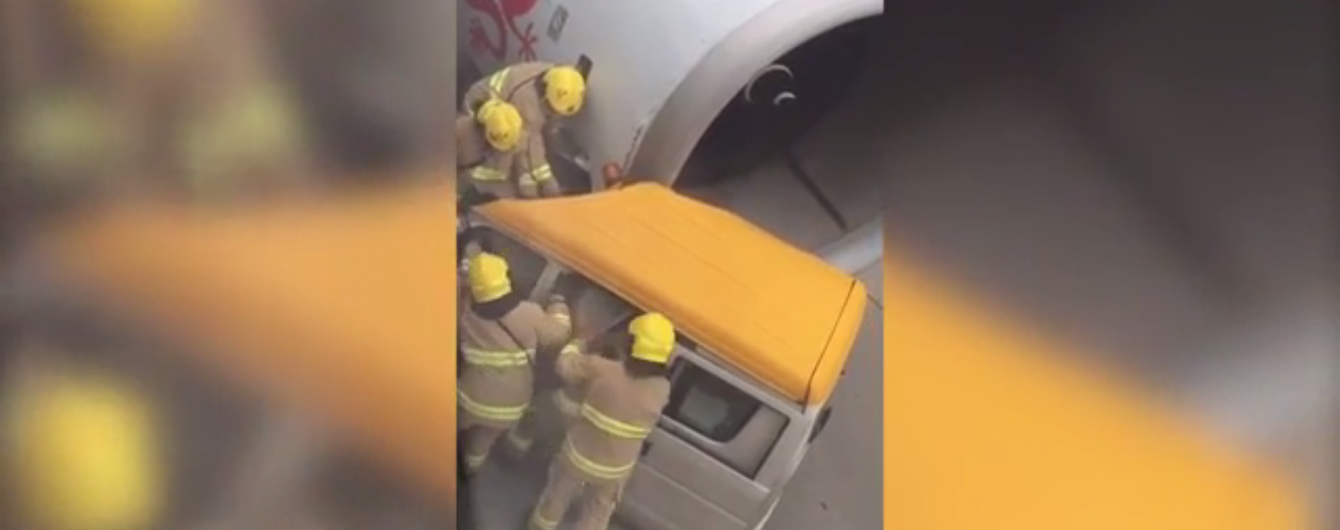 У Китаї на злітній смузі літак протаранив авто