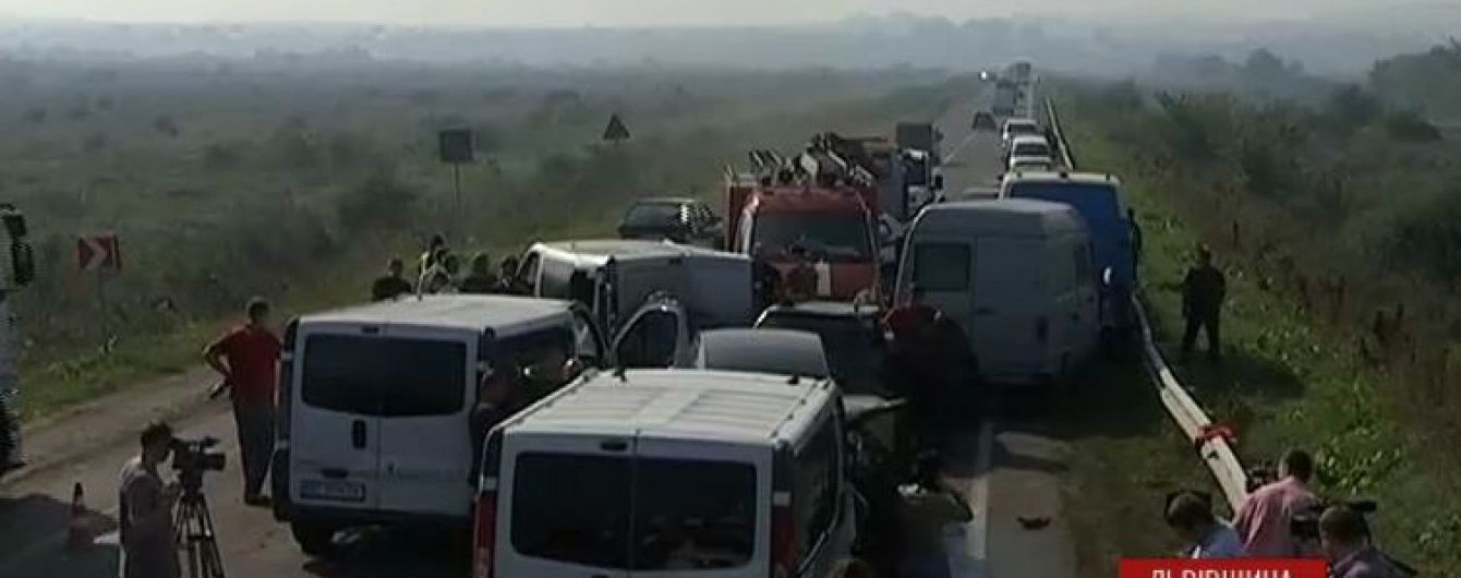 Через масову ДТП на Львівщині утворились кілометрові затори в обидва боки