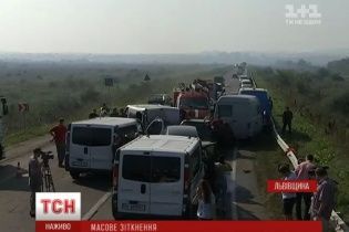 Через масову ДТП на Львівщині утворились кілометрові затори в обидва боки