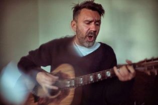 Скандальний Шнуров перевтілився у Кобзона