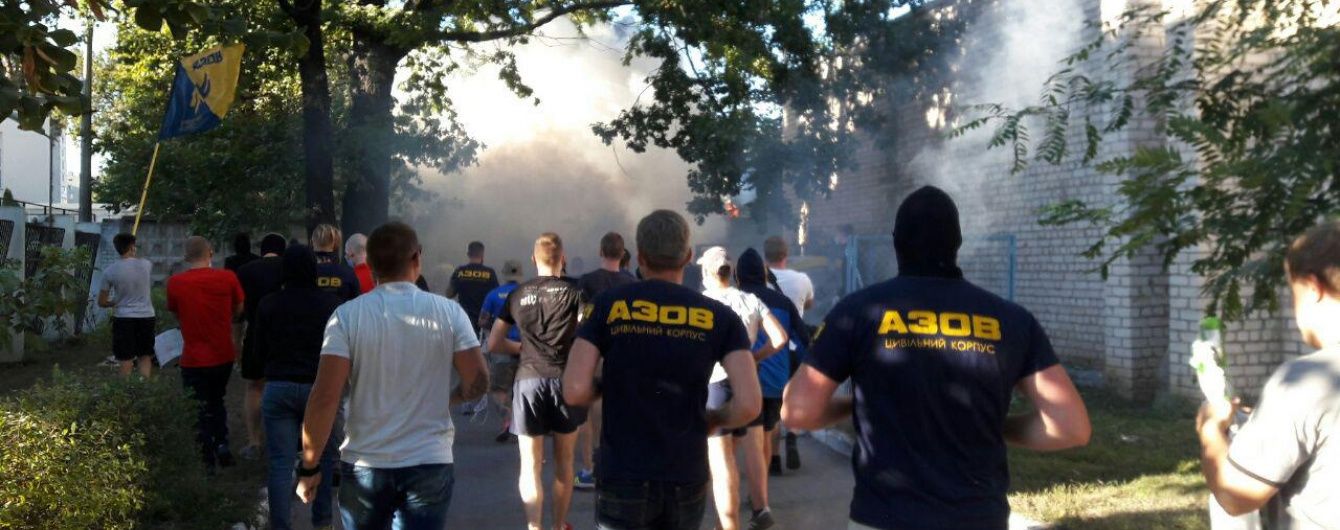 У Києві на Святошино мешканці демонтували частину огорожі на місці скандальної забудови