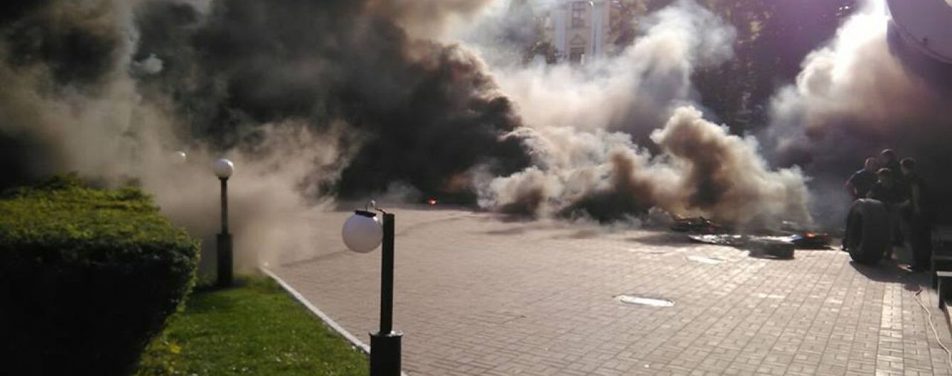 "Азов" vs "Київміськбуд": побоїще з поліцією, затримання та дивні "будівельники"