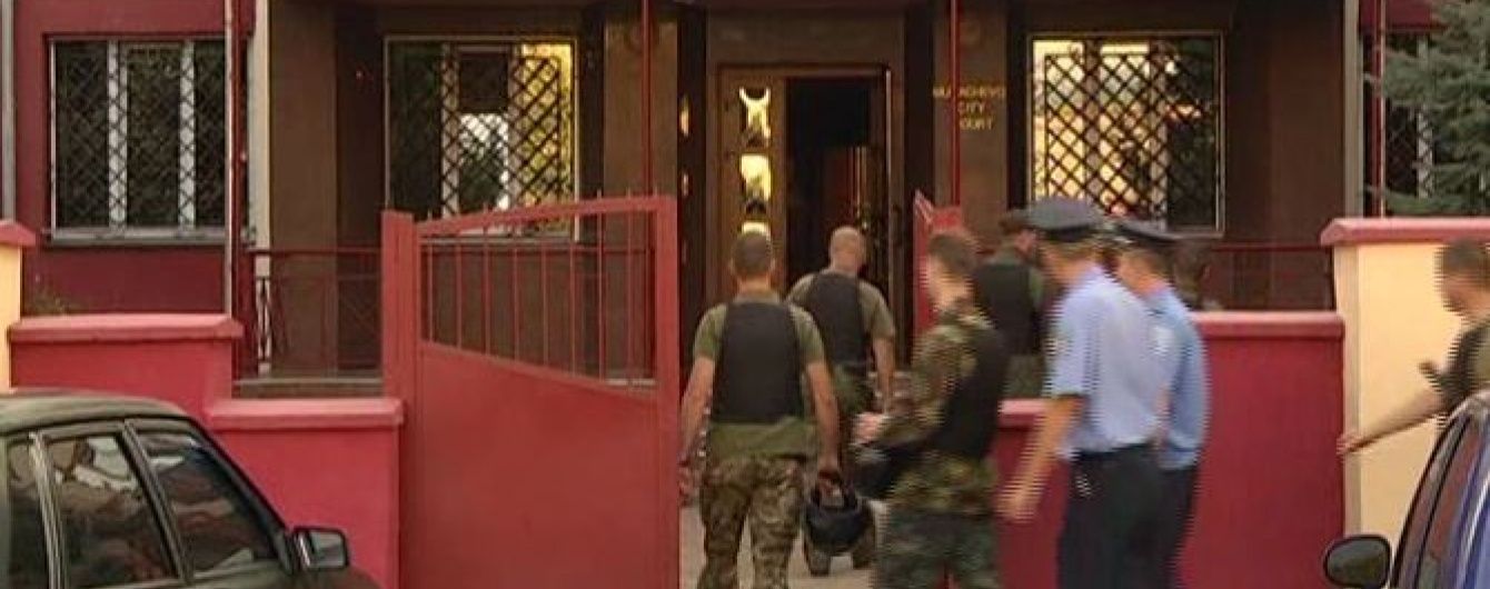 У Мукачевому під час суду над правосекторівцями почались заворушення