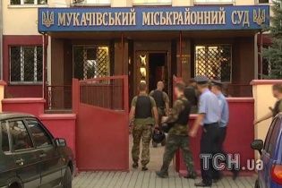 У Мукачевому під час суду над правосекторівцями почались заворушення