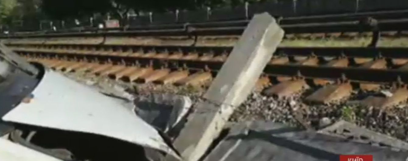 В столиці через ДТП авто майже виїхало на колії метро