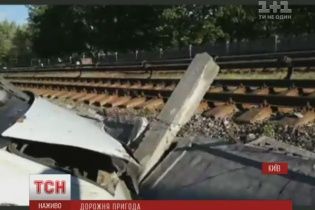 В столиці через ДТП авто майже виїхало на колії метро