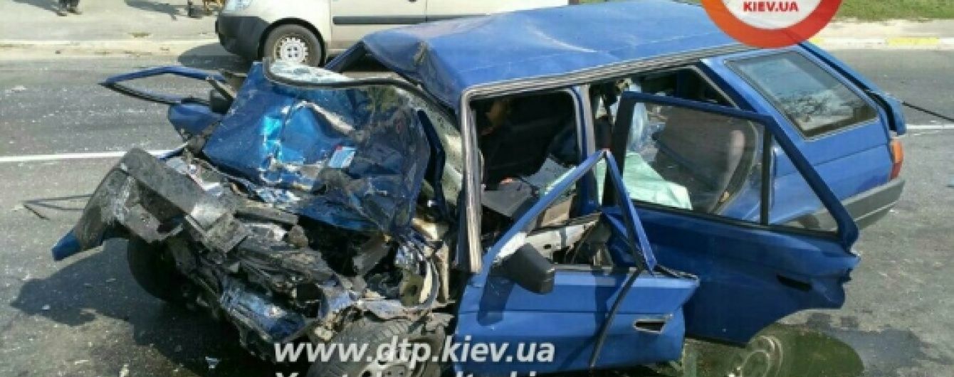 Поблизу Києва водій та пасажири легковика миттєво загинули після зіткнення з маршруткою