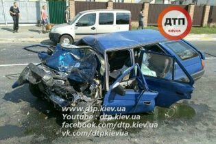Поблизу Києва водій та пасажири легковика миттєво загинули після зіткнення з маршруткою