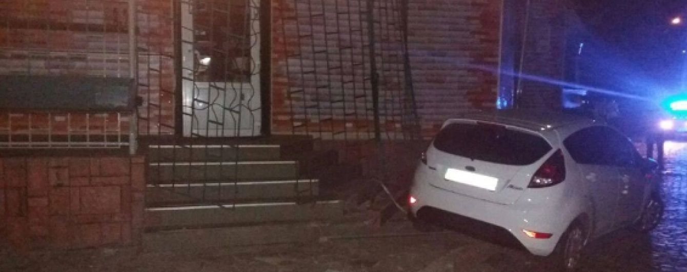 Мукачевський прокурор зніс огорожу і бордюр, тікаючи від патрульних