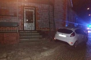 Мукачевський прокурор зніс огорожу і бордюр, тікаючи від патрульних