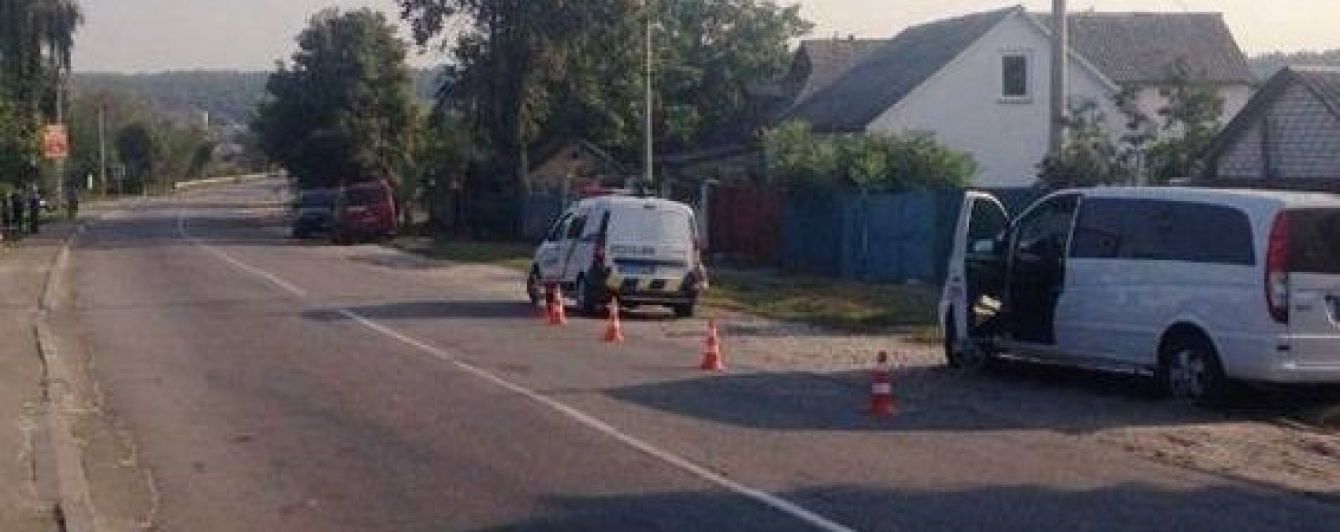Поблизу Києва дівчинка загинула під колесами маршрутки, травмовано хлопчика