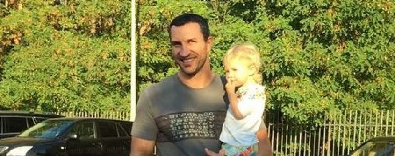 Володимир Кличко погуляв Києвом із маленькою донечкою