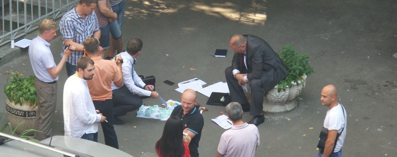 Прокуратура Києва оголосила про підозру досвідченому шахраю, якого затримали на Банковій