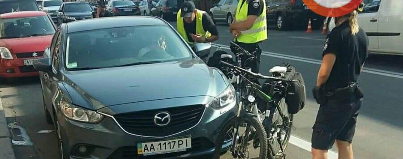 У Києві дівчина на Mazda наїхала на поліцейського і намагалася втекти з місця ДТП