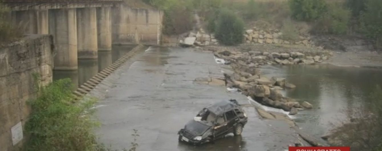 На Прикарпатті авто зірвалося з мосту через п'яного водія