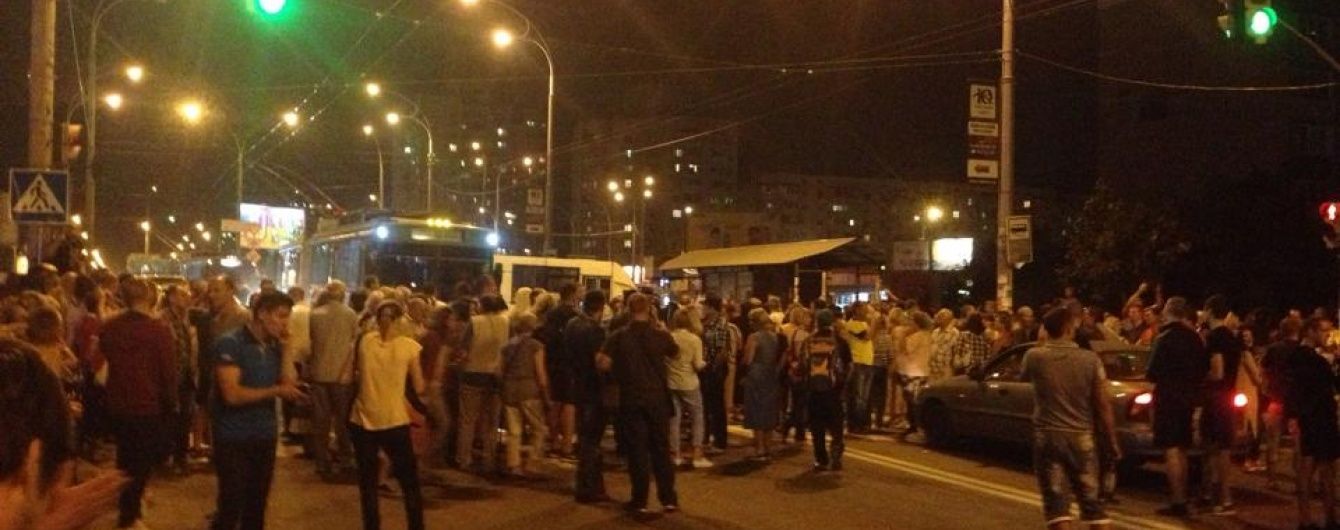 Активісти зупинили рух транспорту біля станції метро "Героїв Дніпра"