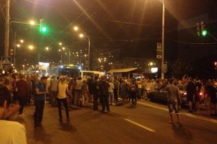 Активісти зупинили рух транспорту біля станції метро "Героїв Дніпра"