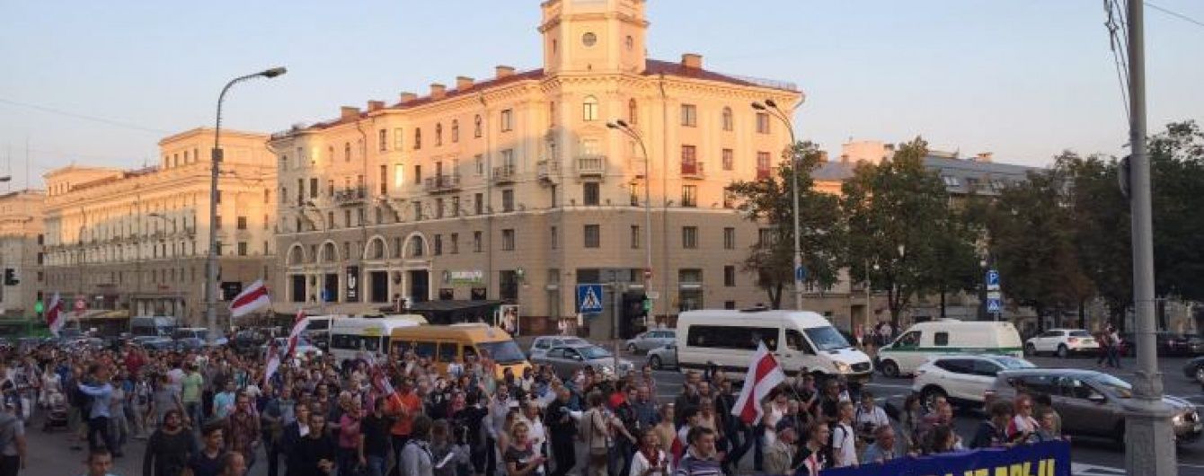 У Білорусі опозиція вважає вибори нечесними і вийшла на несанкціонований мітинг