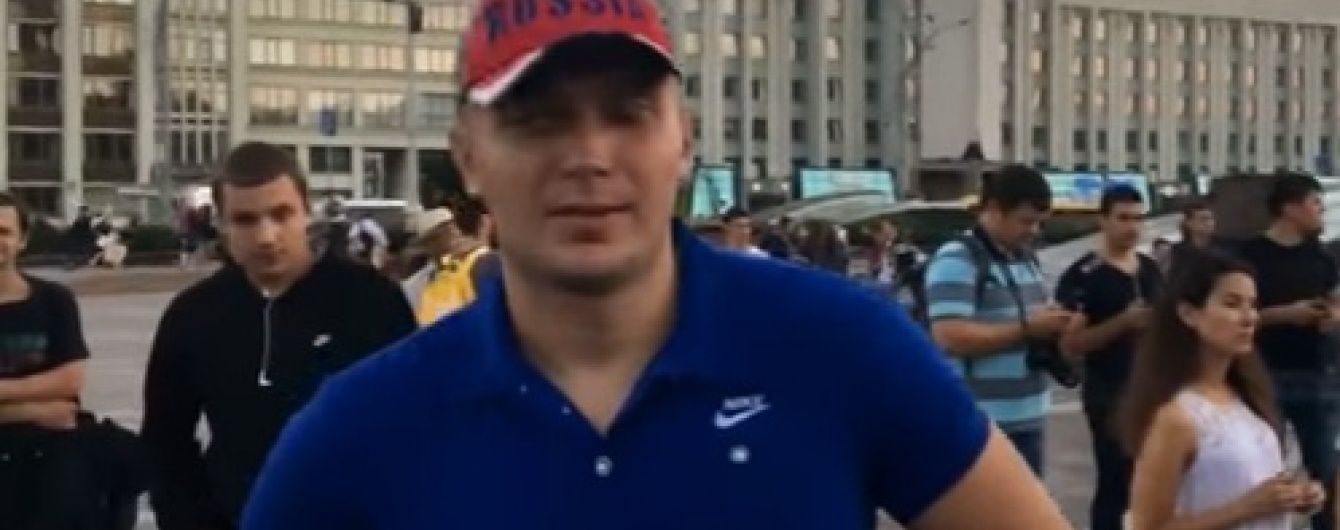 Білоруський опозиціонер "затролив" силовика за кепку "Russia"