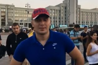 Білоруський опозиціонер "затролив" силовика за кепку "Russia"