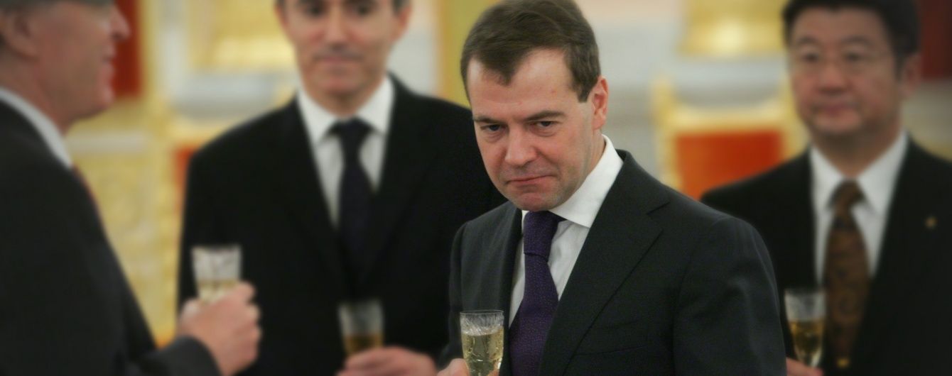 Ліфтолуки, дивні танці та кросівки на підборах. Як Медведєв став людиною-мемом