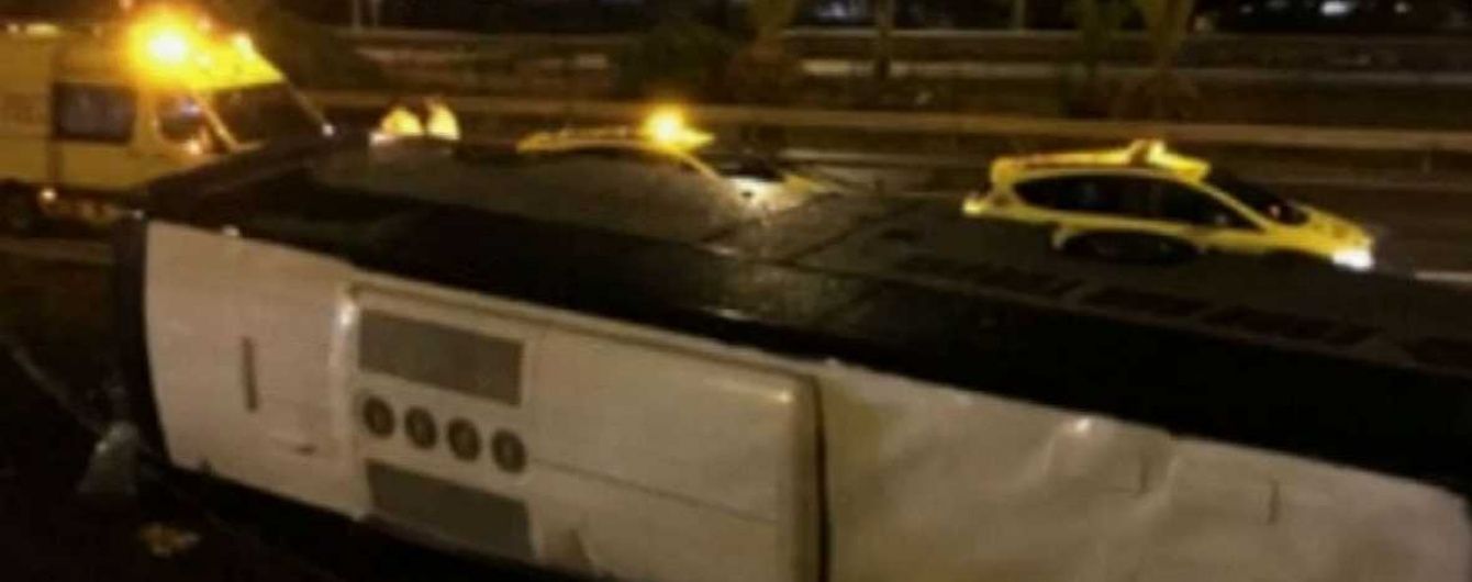 У Барселоні на трасі перекинувся автобус з туристами, є постраждалі