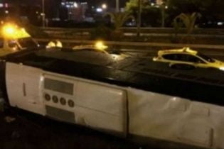 У Барселоні на трасі перекинувся автобус з туристами, є постраждалі