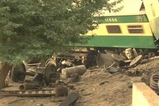 У Пакистані пасажирський поїзд влетів у вантажний, є загиблі