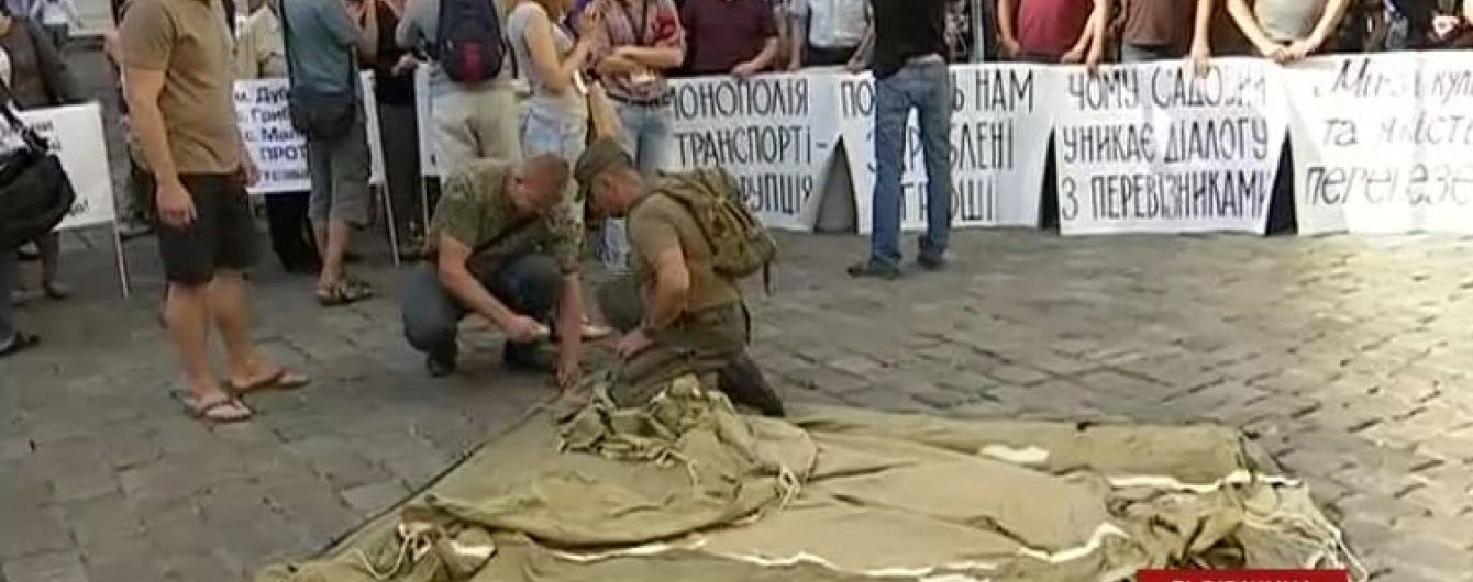 У Львові під ратушею влаштували одразу два "майдани"
