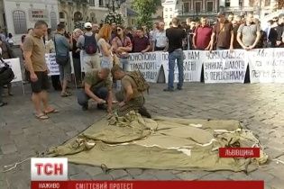 У Львові під ратушею влаштували одразу два "майдани"