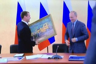 Картина маслом. В окупованому Криму Путін привітав Медведєва оригінальним полотном