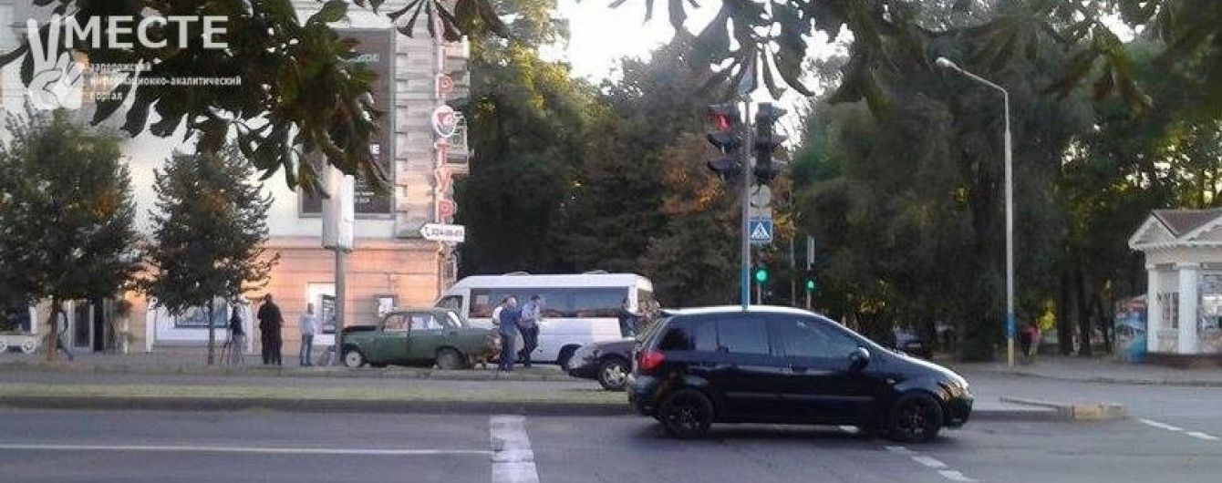У Запоріжжі маршрутка вилетіла на тротуар і травмувала людей
