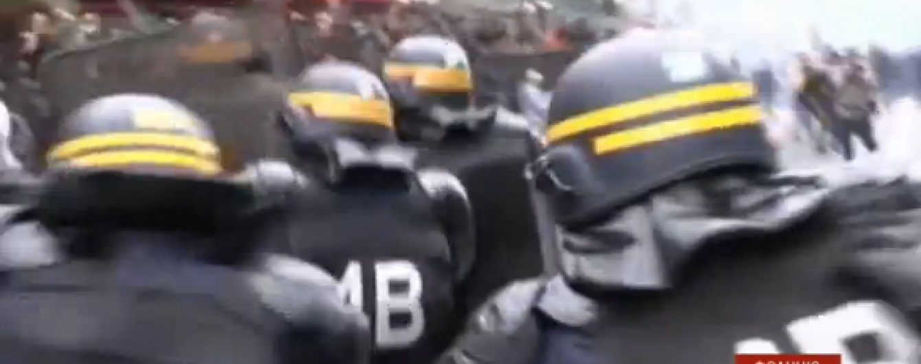 Тисячі французів влаштували безлади у середмісті Парижа