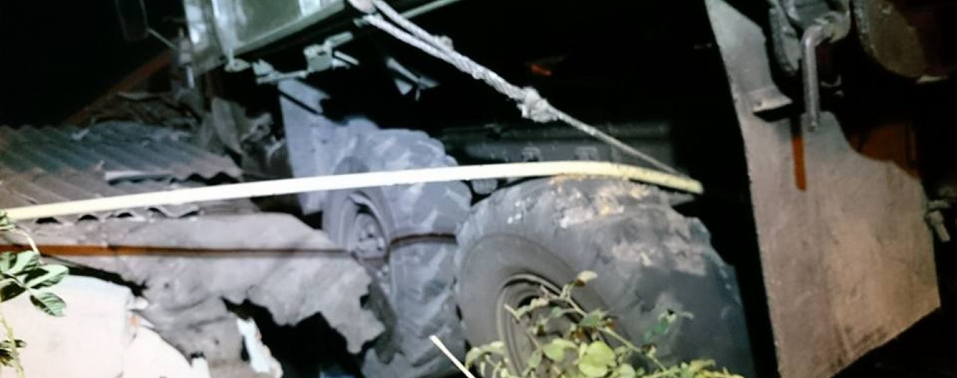 Вантажівка на даху будинку в Харкові: господарі не уявляють, де брати гроші на ремонт