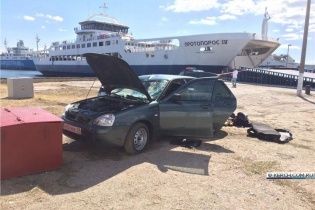 На Керченській переправі автомобіль з людьми вилетів на ходу з порома