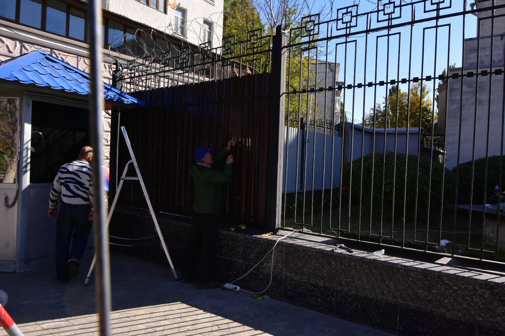 Російське посольство у Києві обнесли третім парканом пере виборами до держдуми_2