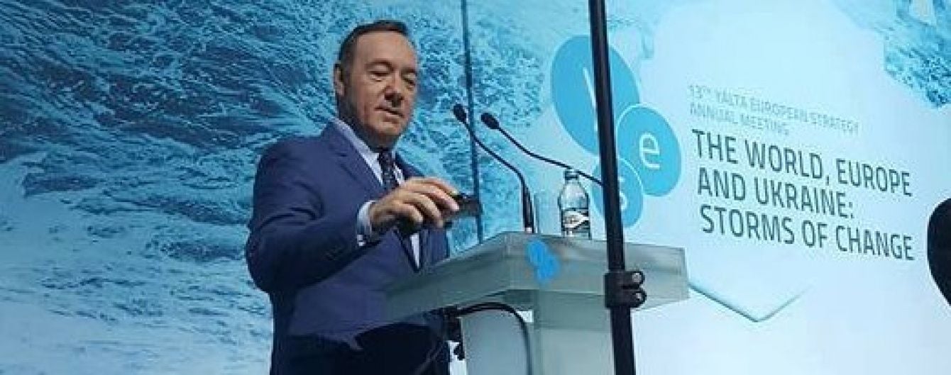 Зірка серіалу "Картковий будинок" виступив з промовою на форумі YES