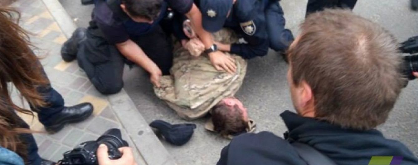 В Одессе под посольством РФ активисты "Правого сектора" потолкались с полицией