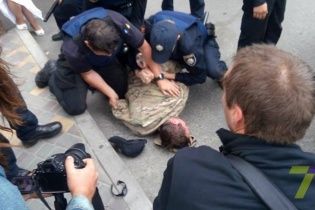 В Одессе под посольством РФ активисты "Правого сектора" потолкались с полицией