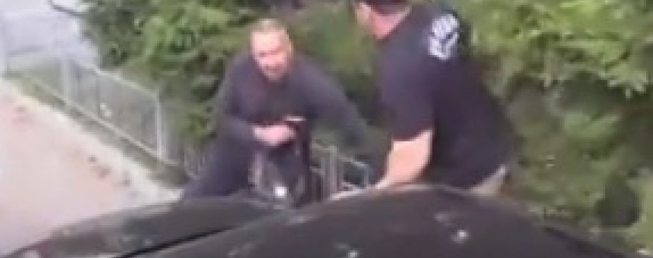 "Вон отсюда, москаль!": под российским посольством в Киеве избили избирателя Госдумы