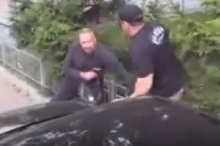 "Вон отсюда, москаль!": под российским посольством в Киеве избили избирателя Госдумы